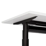 ofinto Elevate höhenverstellbarer Schreibtisch - Frontansicht mit schwarzen T-Gestell und Weiß-Holztischplatte mit Kabelmanagement-System