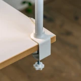 ofinto Tischlampe Lumino Desk Weiss - Detailansicht der weißen Tischklammer mit robuster Schraubhalterung für sichere Befestigung