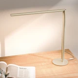 ofinto Tischlampe Lumino Desk Sand mit Standfuß - LED-Schreibtischlampe auf Holztisch mit offener Zeitschrift, moderne minimalistische Arbeitsplatzbeleuchtung
