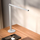 ofinto Tischlampe Lumino Desk Weiss - minimalistische LED-Schreibtischleuchte auf Holzschreibtisch, modernes Design für produktives Arbeiten