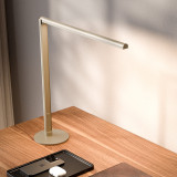 ofinto Tischlampe Lumino Desk Sand - minimalistische LED-Schreibtischleuchte auf Holzschreibtisch, modernes Design für produktives Arbeiten