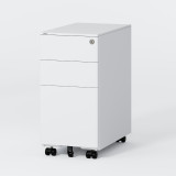 ofinto Büro-Korpus Weiss schmal ohne Kissen - mobiler Schubladencontainer mit 3 Schubladen, Zylinderschloss und schwarzen Leichtlaufrollen, freistehend auf grauem Hintergrund
