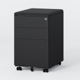 ofinto Büro-Korpus Schwarz breit mit schwarzem Sitzkissen - breiter mobiler Schubladencontainer mit gepolstertem schwarzem Sitzkissen, 3 geräumigen Schubladen mit Zylinderschloss und schwarzen Leichtlaufrollen, freistehend auf grauem Hintergrund
