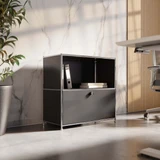 Cubox Kommode mit 2 Ebenen und 1 Klappe in Schwarz mit Ordnern im modernen Büro mit Marmorwand und Holzlamellen