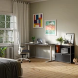 Cubox Kommode mit 2 Ebenen und 1 Klappe in Schwarz mit Drucker im hellen Homeoffice neben Schreibtisch und Bürostuhl
