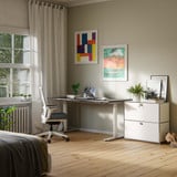 Cubox Kommode mit 2 Ebenen und 2 Klappen in Weiß im hellen Homeoffice neben Schreibtisch und Bürostuhl