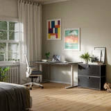 Cubox Kommode mit 2 Ebenen und 2 Klappen in Schwarz im hellen Homeoffice neben Schreibtisch und Bürostuhl