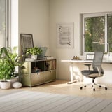 Cubox Sideboard mit 2 Ebenen und 2 Klappen in Olivgrün mit Pflanzen und Büchern im hellen Homeoffice neben Schreibtisch und Bürostuhl