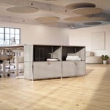 Cubox Sideboard mit 2 Ebenen und 2 Klappen in Seidengrau mit Ordnern im offenen Großraumbüro mit Holzboden und Akustikelementen