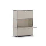 Cubox Büroregal mit 3 Ebenen und 3 Klappen in Seidengrau mit geöffneter Klappe als Ablage, Schrägansicht freigestellt auf weißem Hintergrund