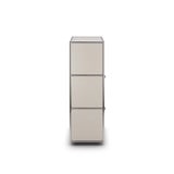Cubox Sideboard mit 3 Ebenen und 4 Klappen in Seidengrau, Seitenansicht freigestellt auf weißem Hintergrund