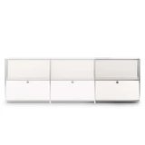 Cubox Erweiterungs-Set mit 2 Ebenen und 1 Klappe in Weiß als Anbau an ein bestehendes Sideboard mit zwei Modulen, Frontansicht freigestellt auf weißem Hintergrund