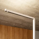Büro-Stehlampe Lumino Pro in Weiß, Detailansicht LED-Leuchtarm vor Holzverkleidung