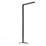 Büro-Stehlampe Lumino Pro in Schwarz, Seitenansicht schräg freigestellt auf weissem Hintergrund