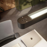 Büro-Stehlampe Lumino Pro Duo in Schwarz, Detailansicht Leuchtkopf von oben über Schreibtisch