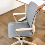 ofinto Flex Office in Weiß - Detailansicht der geschwungenen Rückenlehne mit ergonomischer Formgebung und atmungsaktivem Stoffbezug