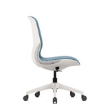 ofinto Flex Office in Blau ohne Armlehnen Seitenansicht - geschwungene Silhouette zeigt die ergonomische Formgebung und atmungsaktive Stoffpolsterung