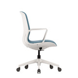 ofinto Flex Office in Blau mit Armlehnen Seitenansicht - geschwungene Silhouette zeigt die ergonomische Formgebung und atmungsaktive Stoffpolsterung