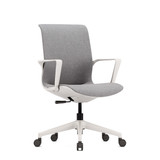 ofinto Flex Office in Weiß mit Armlehnen - Schrägansicht schlankem Design für moderne Home Office und flexible Bürokonzepte