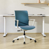 ofinto Flex Office mit weißen Armlehnen in Petrol-Blau - ergonomischer Einstiegsstuhl mit modernem Design für kleine Büros