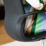 ofinto Flex Meeting Rückenlehne Nahaufnahme - edles geometrisches Rautenmuster mit ofinto-Branding und hochwertige Materialverarbeitung des stapelbaren Konferenzstuhls