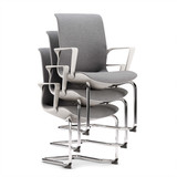 ofinto Flex Meeting Besucherstühle platzsparend gestapelt - weiße Konferenzstühle mit Armlehnen zeigen die stapelbare Funktion für effiziente Raumnutzung in Büros und Coworking Spaces