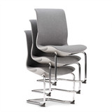 ofinto Flex Meeting Besucherstühle platzsparend gestapelt - weiße Konferenzstühle ohne Armlehnen zeigen die stapelbare Funktion für effiziente Raumnutzung in Büros und Coworking Spaces