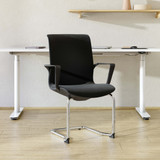 ofinto Flex Meeting Konferenzstuhl in Schwarz mit Armlehnen - stapelbarer Freischwinger mit hochwertigem Chromgestell für komfortable Besprechungen im Office