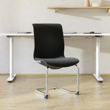 ofinto Flex Meeting Besucherstuhl in Schwarz ohne Armlehnen - moderner Freischwinger mit Chromgestell und Elevate Schreibtisch für professionelle Meeting- und Konferenzräume