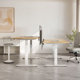 ofinto Akustik-Trennwand grau 160cm x 60cm zwischen zwei Schreibtischen - Seitenansicht mit höhenverstellbaren Bürotischen Elevate, Sitz-Stehhocker Move und ergonomischem Bürostuhl für Lärmschutz und Sichtschutz im modernen Großraumbüro