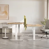ofinto Akustik-Trennwand grün 160cm x 60cm zwischen zwei Schreibtischen - Seitenansicht mit höhenverstellbaren Bürotischen Elevate, Sitz-Stehhocker Move und ergonomischem Bürostuhl für Lärmschutz und Sichtschutz im modernen Großraumbüro