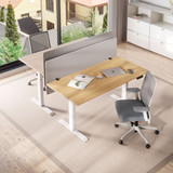 ofinto Akustik-Trennwand grau 160cm x 60cm im modernen Büro - Vogelperspektive zweier höhenverstellbarer Schreibtische Elevate mit Sichtschutz-Trennwand, ergonomischen Bürostühlen Active und Ergo für Lärmschutz im Großraumbüro