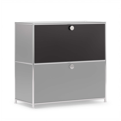 Cubox Klapptür in Schwarz montiert an einem Cubox Modul, Schrägansicht freigestellt auf weißem Hintergrund