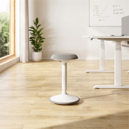 ofinto Move Sitz-Stehhocker in Weiß - höhenverstellbarer Aktiv-Hocker mit 360° Bewegungsfreiheit am Stehschreibtisch im minimalistischen Office