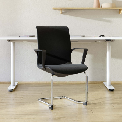 ofinto Flex Meeting Konferenzstuhl in Schwarz mit Armlehnen - stapelbarer Freischwinger mit hochwertigem Chromgestell für komfortable Besprechungen im Office