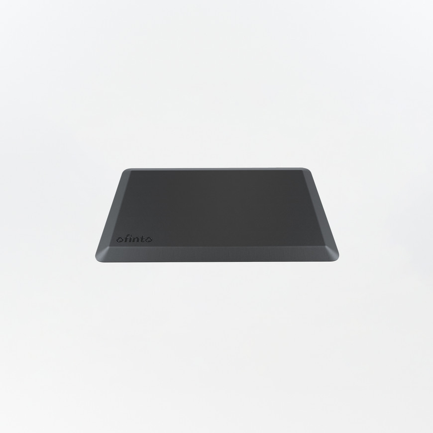 ofinto Ergonomische Stehmatte Schwarz - Schrägansicht der schwarzen Anti-Ermüdungsmatte mit ofinto Logo für Stehschreibtische auf hellem Hintergrund
