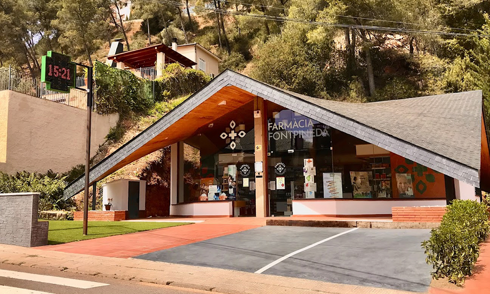 Exterior de la Farmacia Fontpineda en  Pallejà, Barcelona
