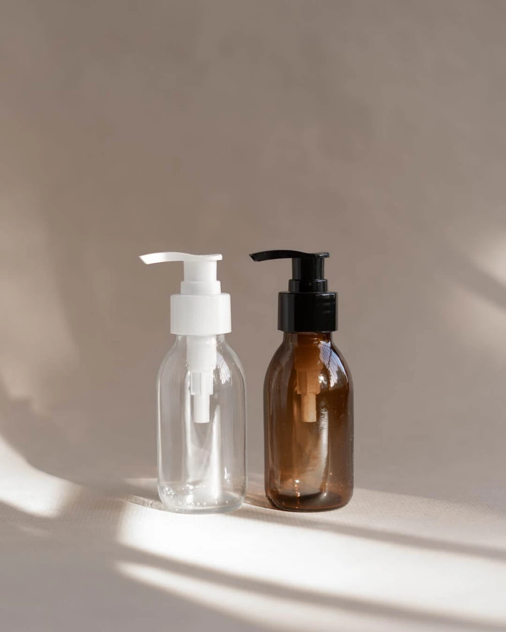 Flacon format voyage en verre - pompe, spray ou bouchon rechargeable