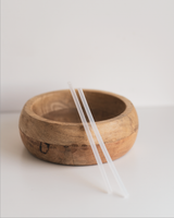 Deux tiges de rechange transparentes pour pompe de distributeur de savon et flacon pompe verre, posées sur un bol en bois clair