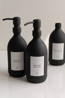 Distributeur de savon professionnel en verre noir et deux flacons assortis, étiquettes Bain de bouche et Savon pour les mains