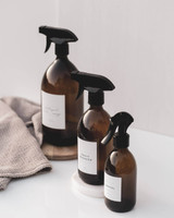 Spray nettoyant en verre ambré rechargeable en 250, 500 et 1000 ml, gâchettes noires et étiquettes personnalisées