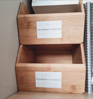 Étiquettes de rangement personnalisées sur deux corbeilles à courrier en bambou empilées : stickers COURRIER A TRAITER et COURRIER A CLASSER