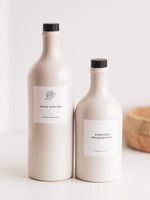 Deux bouteilles huilier en grès beige à bouchons noirs, étiquettes Huile d'olive avec dessin de branche et Vinaigre balsamique