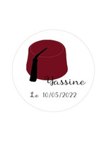Sticker de circoncision rond blanc illustré d'un tarbouche bordeaux, avec le prénom Yassine en écriture manuscrite et la date Le 10/05/2022