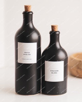 Deux bouteilles huilier en grès noir fermées par des bouchons en liège, étiquettes Huile d'olive et Vinaigre blanc