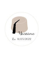 Sticker de circoncision rond blanc illustré d'un tarbouche beige, avec le prénom Yassine en écriture manuscrite et la date Le 10/05/2022