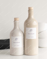 Deux bouteilles huilier en grès, l'une beige clair brillante, l'autre beige mat, bouchons en bois, toutes deux étiquetées Huile d'olive