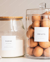 Étiquettes de bocaux en situation : bocal à couvercle bambou Farine pâtisserie et grand bocal d'œufs Oeufs, mention Basics my kitchen