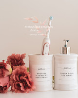 Pot à brosses à dents en céramique rose et distributeur de savon assorti, étiquettes de salle de bain Bathroom, brosse électrique et roses corail
