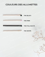 Nuancier Couleurs des allumettes : quatre allumettes légendées The Black, The Pink, The Full Black et The White, près d'un brin de gypsophile